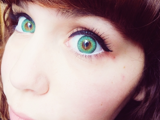 Big, dolly eyes with colored contact lens