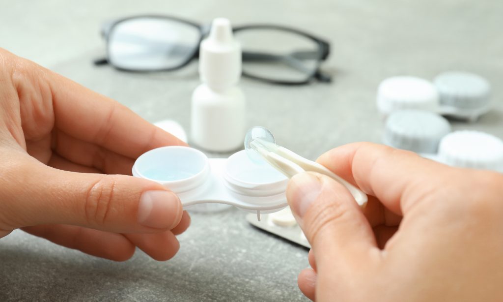 how to clean contact lens the right way